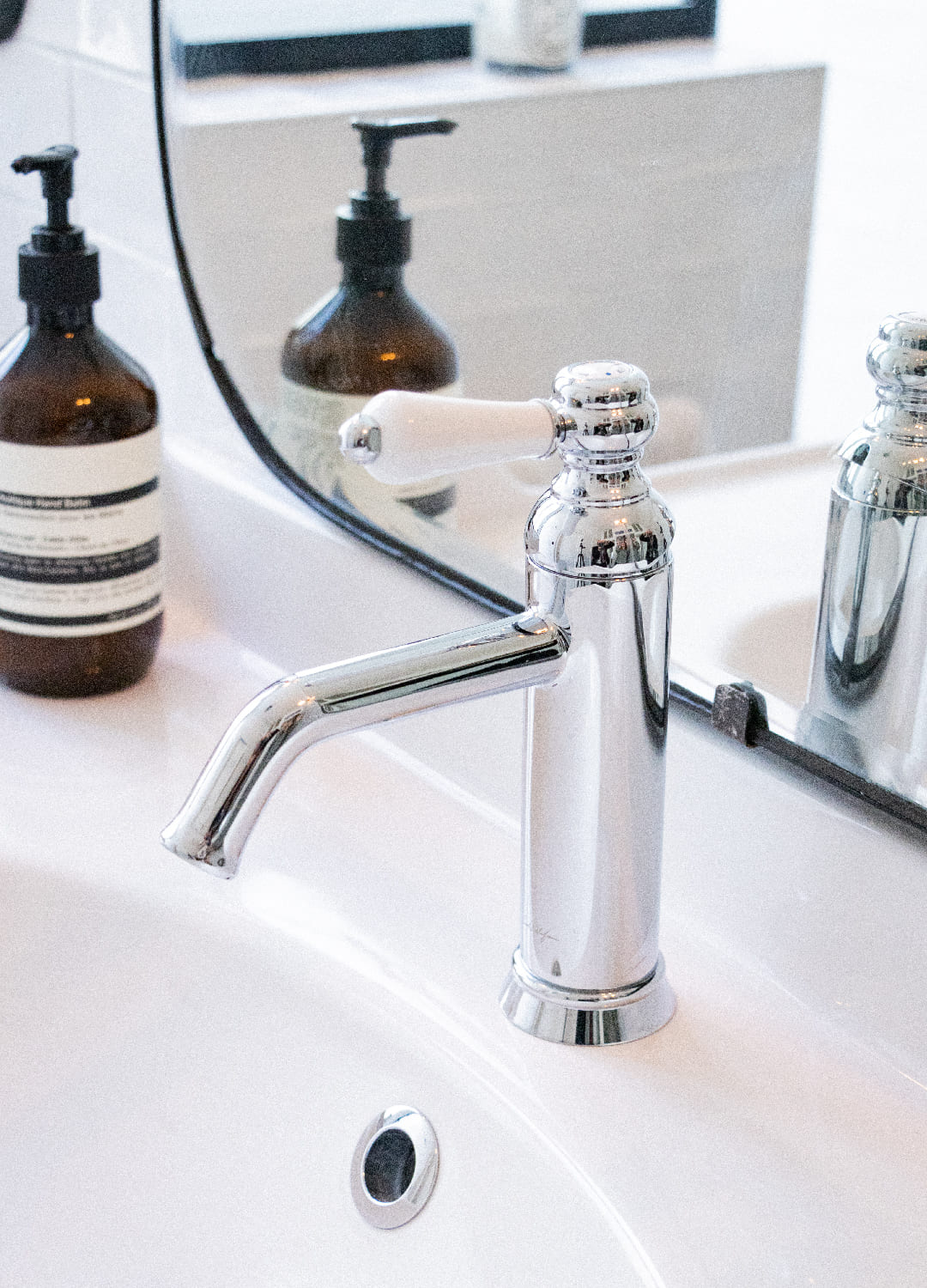 Évier avec robinetterie au style rétro salle de bain rénovée par Atelier Bons Jours