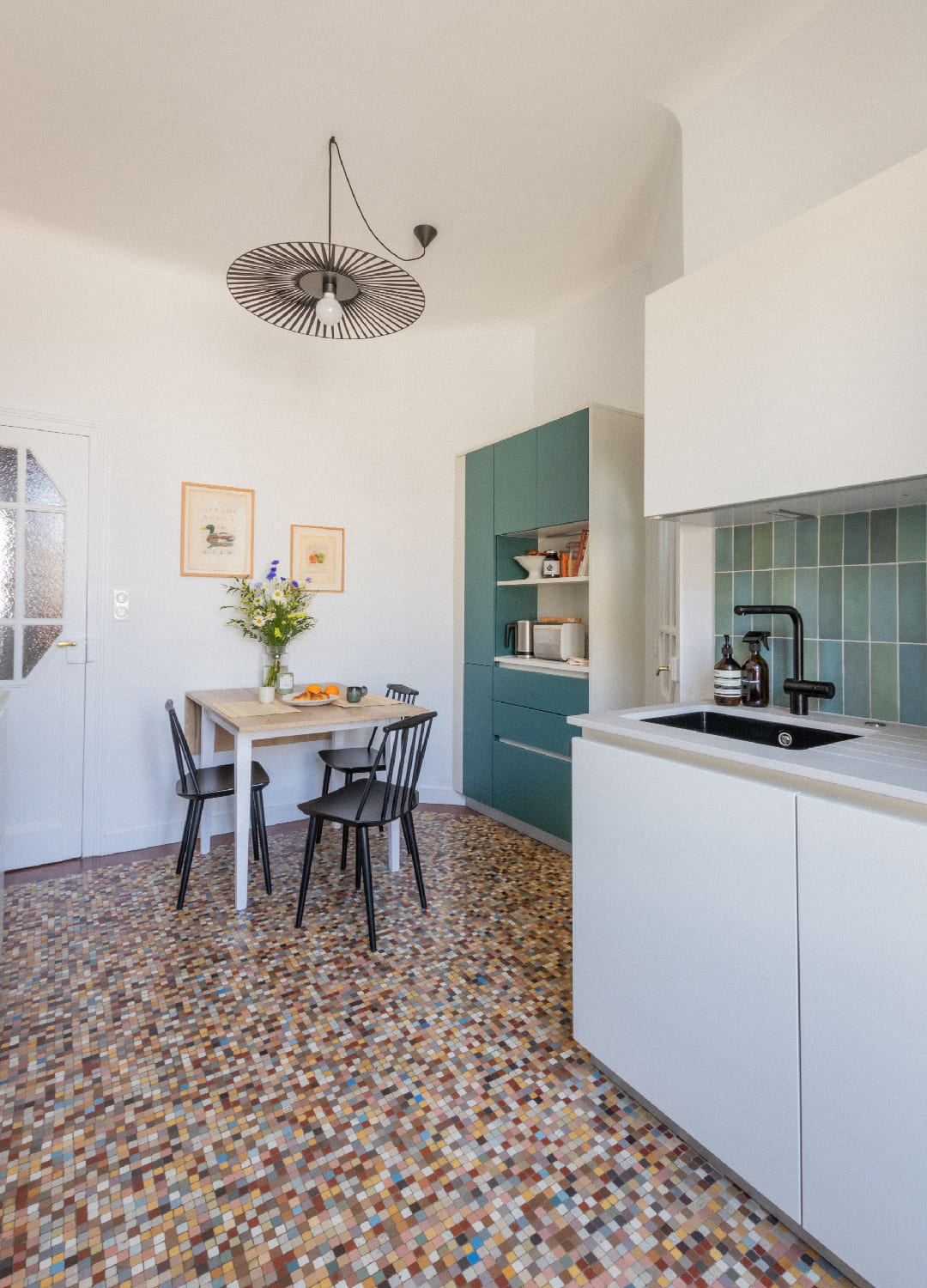 Rénovation d'une cuisine avec sol Art Deco d'Odorico Maison Bleue à Angers