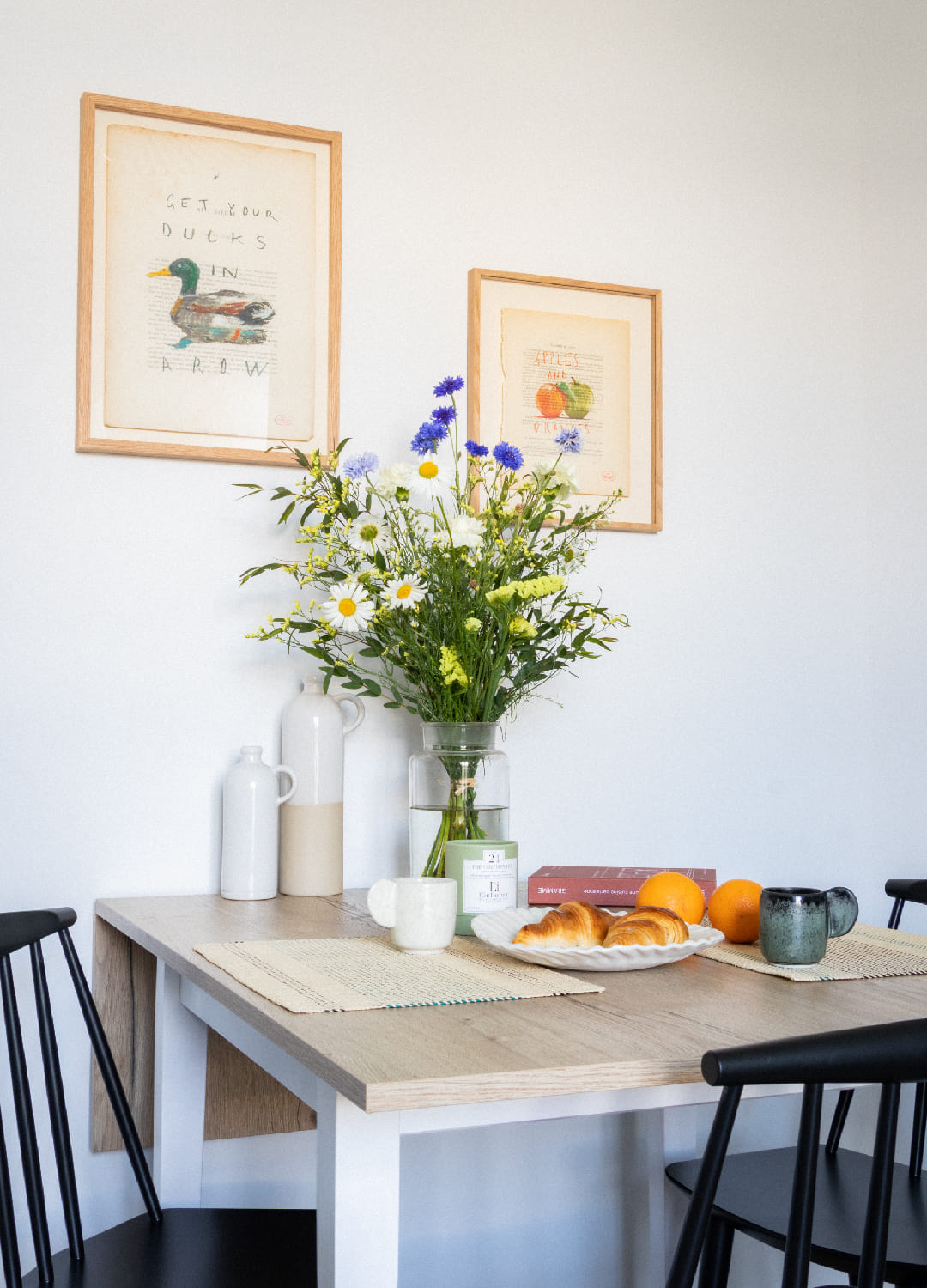 Table de cuisine fleurie avec cadres au mur