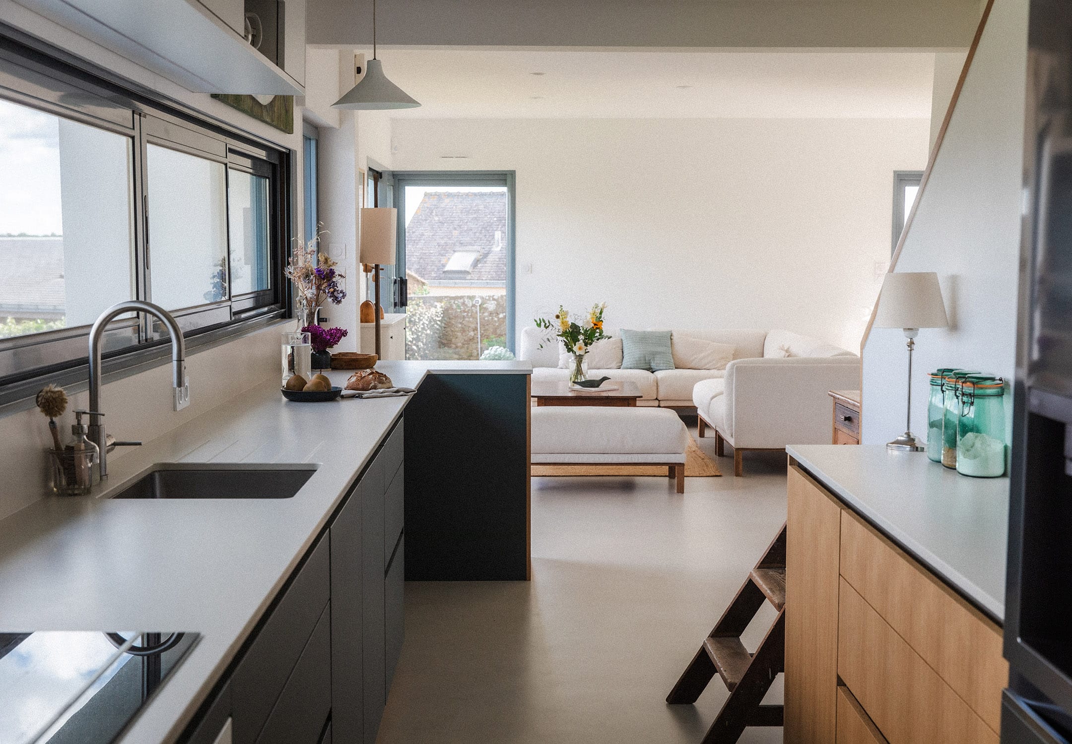 De la cuisine vers le salon dans la maison rénovée Projet Carabi - Vue paysage