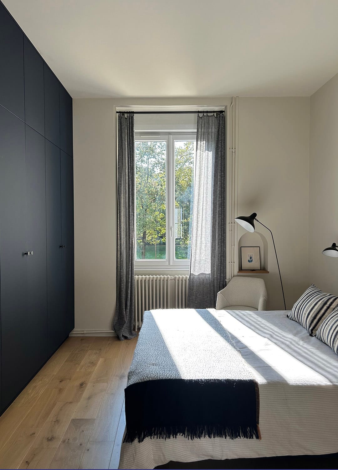 projet-haras-angers-chambre-suite-parentale-apres-travaux-atelierbonsjours Luminaire éclairage salle de bain effet rétro Atelier Bons Jours