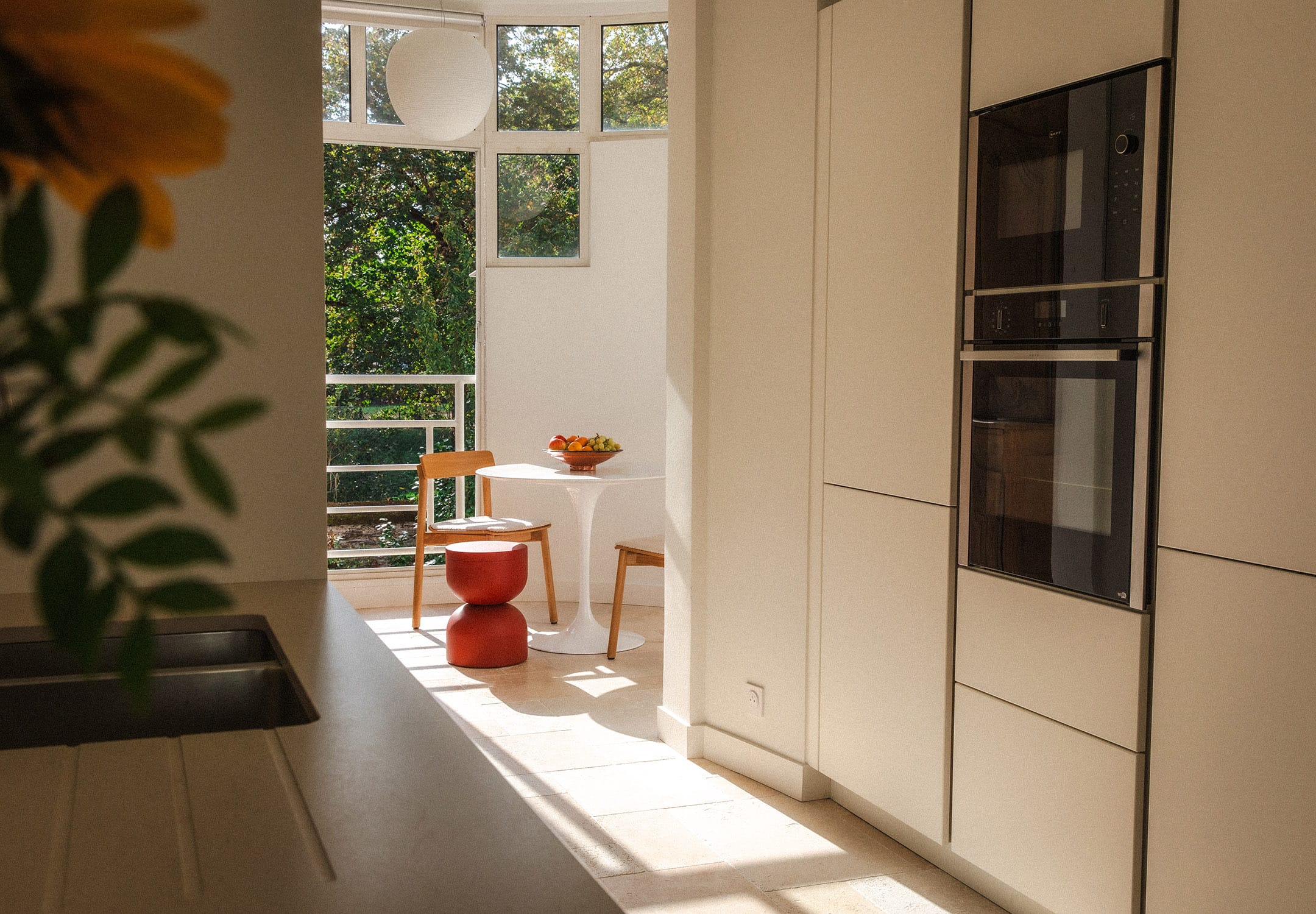 projet-haras-angers-coin-repas-cuisine-renovee-atelierbonsjours Choix de matériaux pour rénovation d'une maison de vacances