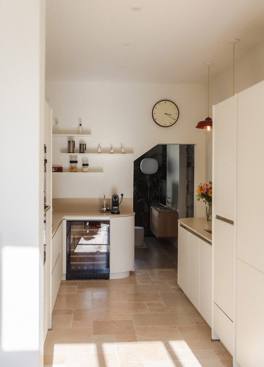 projet-haras-angers-cuisine-renovee-atelierbonsjours Cuisine minimaliste pour les employés de l'entreprise Vie Vin d'Homme, marchand de vins