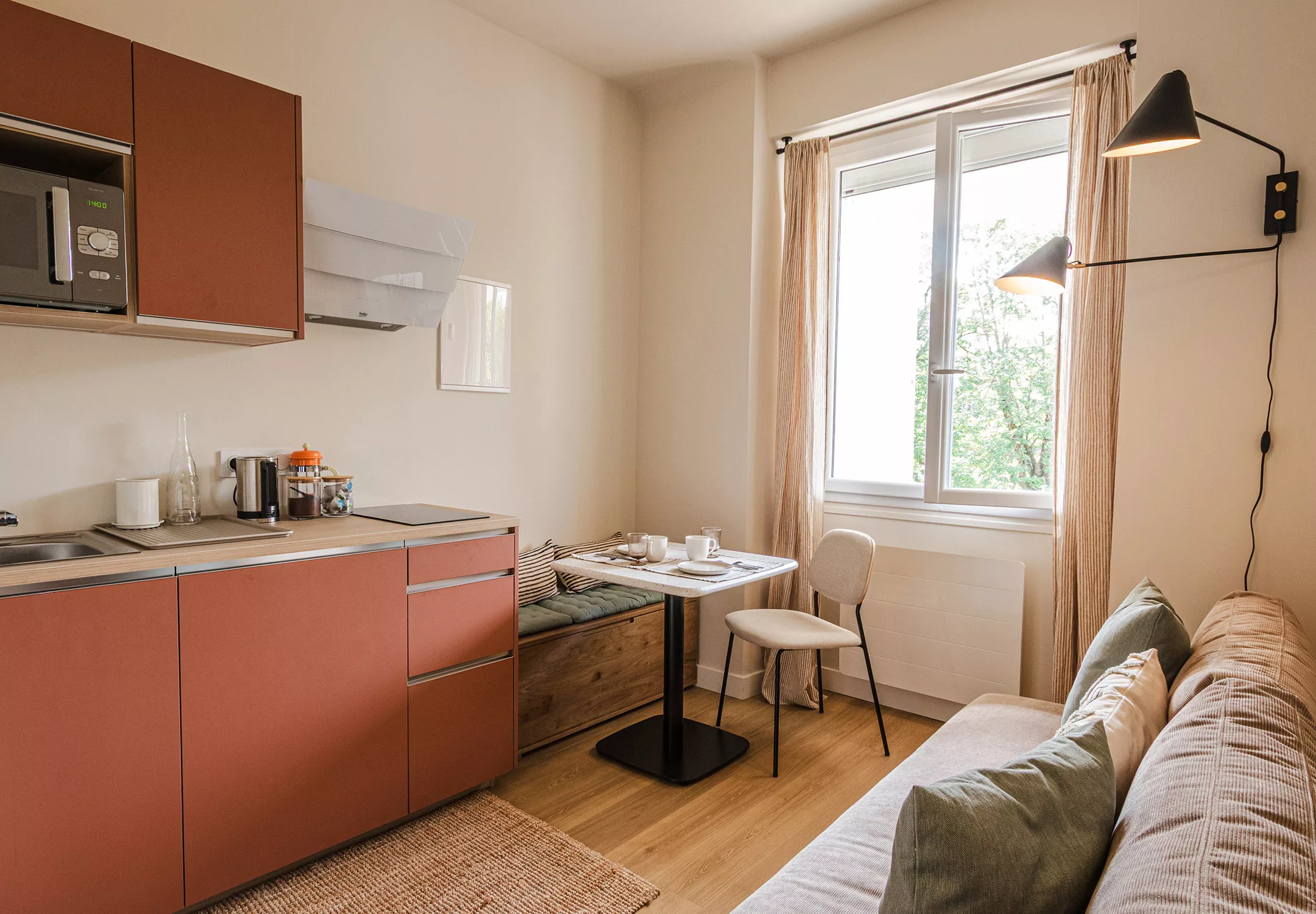 Studio Haras – pièce de vie et coin cuisine terracotta